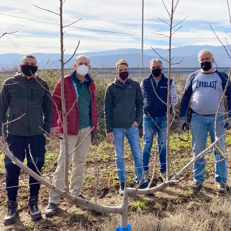 Επίσκεψη ομάδας παραγωγών σε οπωρώνα με τη συνοδεία γεωπόνου